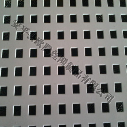 方孔冲孔网用的原材料大多有：不锈钢板、低碳钢板、镀锌板、PVC板、冷轧卷等。孔型：方孔　　方孔冲孔网的一般规格：（特殊规格特殊定做）1.卷板厚度0.2mm-1mm，长度20m　　2.孔径0.8mm-1