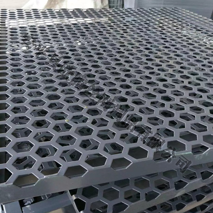 六角孔冲孔网采用不锈钢板、铝板、低碳钢板、铝镁合金板、铜板、镍板等作为原材料。孔型：六角孔。编织及特点：冲压而成；其性能耐弯曲、抗老化、不易生锈，用途广泛；网面平整、光滑、坚固耐用。六角孔冲孔网的用途