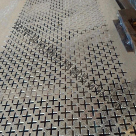 梅花孔冲孔网的原材料大多有：不锈钢板、低碳钢板、镀锌板、PVC板、冷轧卷等。孔型：梅花孔　　梅花孔冲孔网的一般规格：（特殊规格特殊定做）1.卷板厚度0.2mm-1mm，长度20m　　2.孔径0.8mm