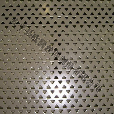 三角形孔冲孔网有着较高的抗拉强度及承重能力，一系列的开孔率，精确的孔径，抗腐蚀性高，适合装饰用等。材质：低碳钢板、不锈钢板、铜板、镍板、铝板等金属板材。孔型：三角孔。用途：可用于成型吸音彩钢板、微孔吸
